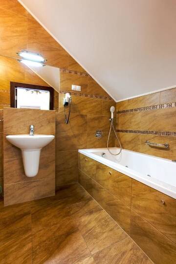 Фото номера Улучшенный двухместный номер с 1 кроватью Отель Hotel Róża г. Kamieniec Wrocławski 2