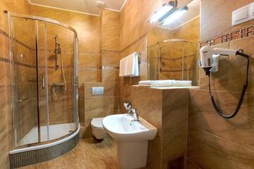 Фото номера Улучшенный двухместный номер с 1 кроватью Отель Hotel Róża г. Kamieniec Wrocławski 5