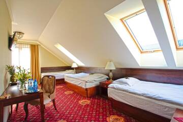 Фото номера Трехместный номер с балконом Отель Hotel Róża г. Kamieniec Wrocławski 3